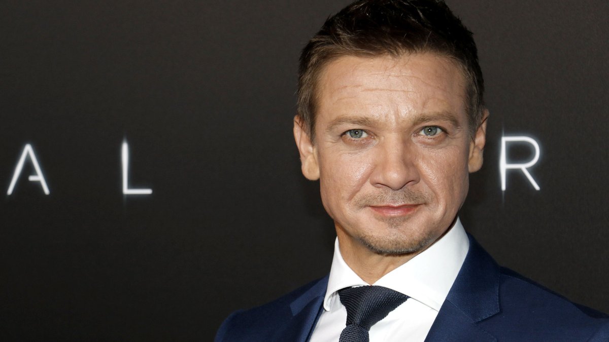 El actor Jeremy Renner sale del hospital tras  sufrir mortal accidente