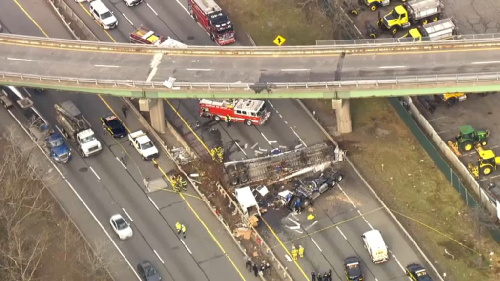 Camión tráiler cae encima de carriles de la ruta I-287 desde paso elevado en Condado de Westchester