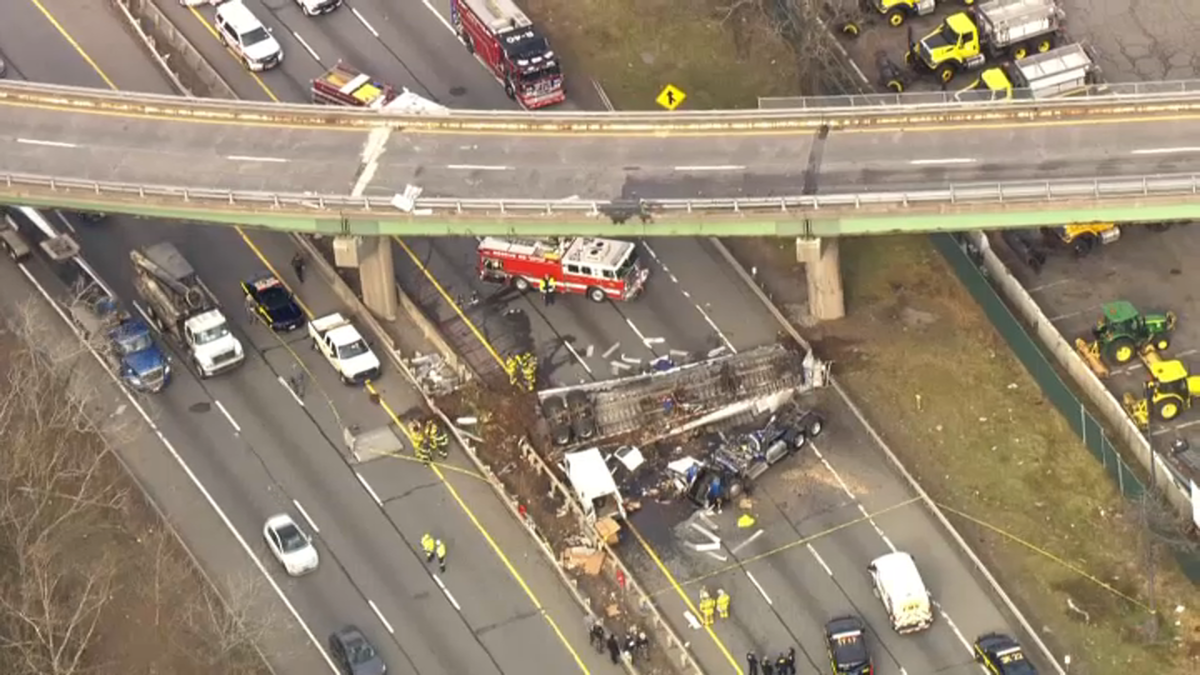 Camión tráiler cae encima de carriles de la ruta I-287 desde paso elevado en Condado de Westchester