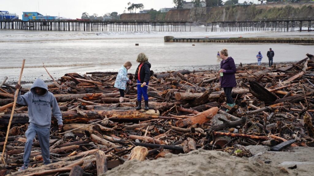 Biden incrementa asistencia para ayudar a comunidades afectadas por las lluvias en California