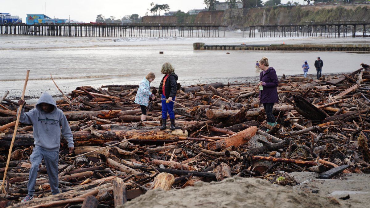 Biden incrementa asistencia para ayudar a comunidades afectadas por las lluvias en California