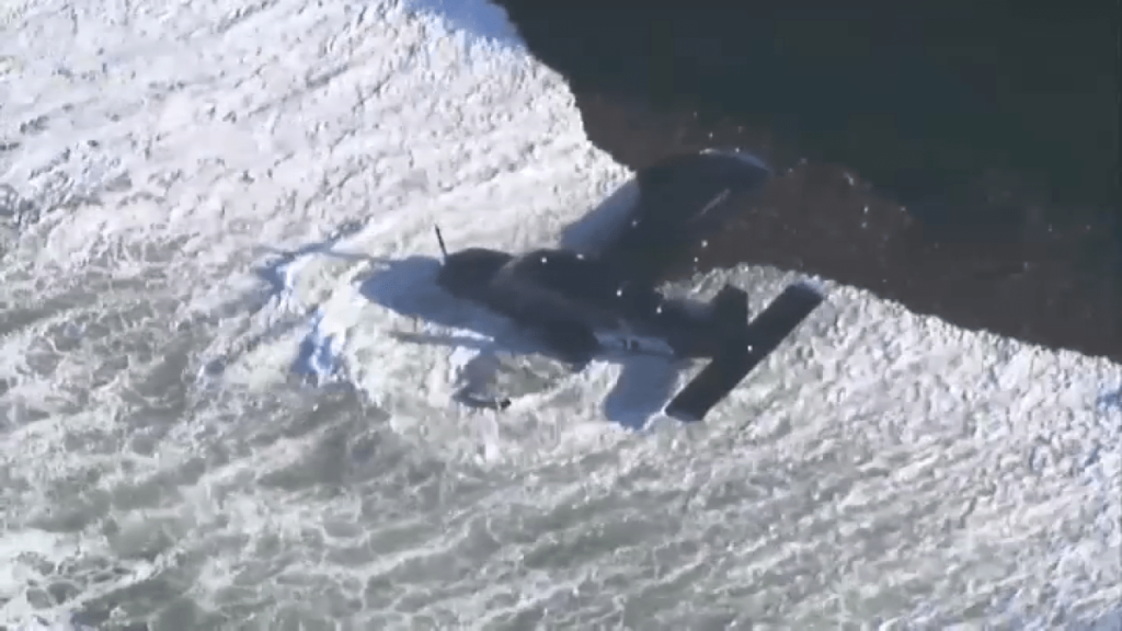 Avioneta aterriza en playa en Carlsbad