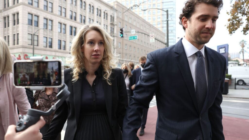 Fiscales temen que Elizabeth Holmes, condenada por fraude a inversores de Theranos, huya del país