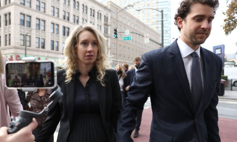 Fiscales temen que Elizabeth Holmes, condenada por fraude a inversores de Theranos, huya del país