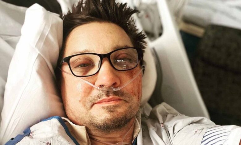 Jeremy Renner resulta con “más de 30 huesos rotos” tras sufrir terrible accidente
