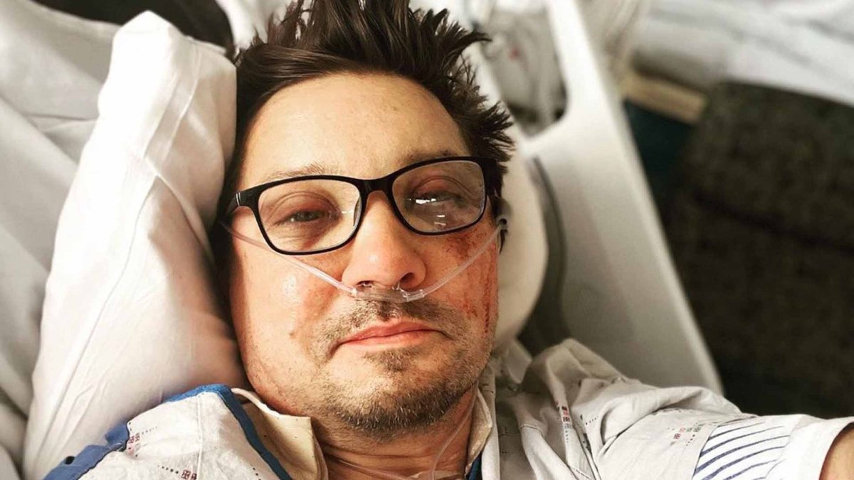 Jeremy Renner resulta con “más de 30 huesos rotos” tras sufrir terrible accidente