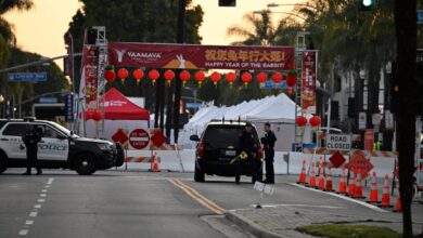 Oficiales ofrecen su apoyo a las víctimas del tiroteo masivo en Monterey Park
