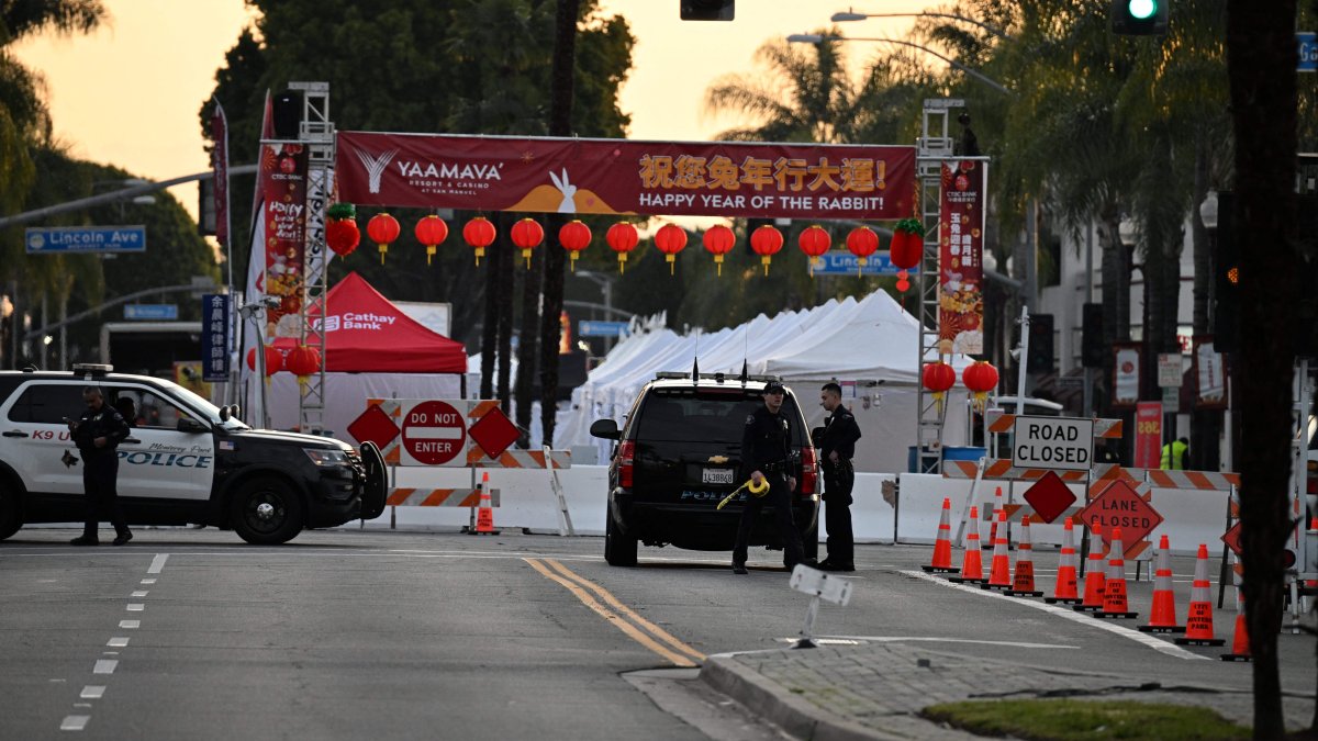 Oficiales ofrecen su apoyo a las víctimas del tiroteo masivo en Monterey Park