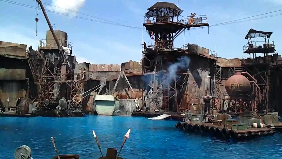 Actor de acrobacias de Universal Studios hospitalizado tras accidente en Waterworld Show
