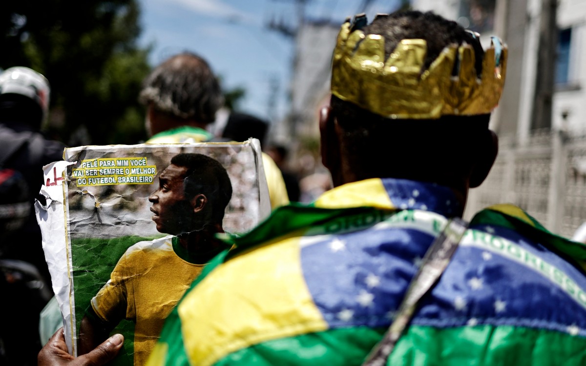 230 mil aficionados dieron el último adiós a Pelé
