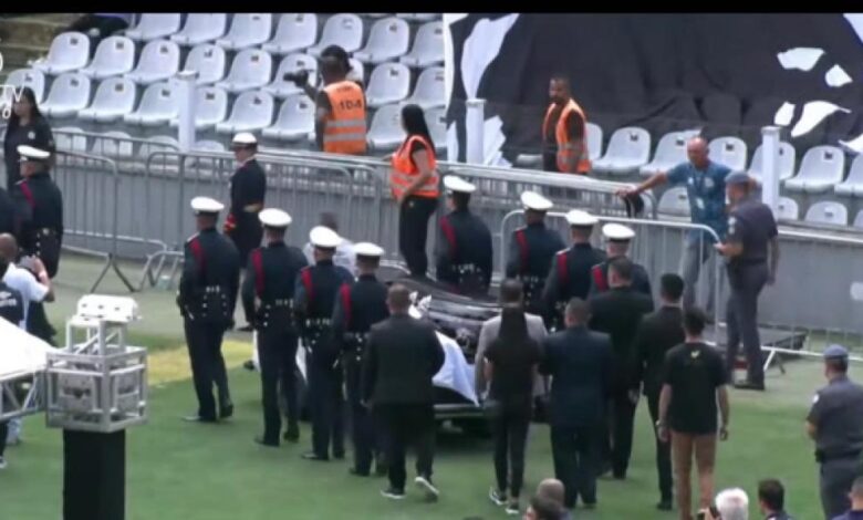 230.000 aficionados han dado su último adiós a Pelé