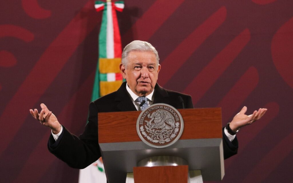 AMLO acusa a Córdova de ser un 'farsante' y descalifica a la SCJN