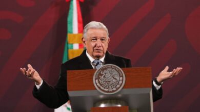 AMLO acusa a Córdova de ser un 'farsante' y descalifica a la SCJN