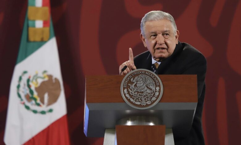 AMLO defiende a Yasmín Esquivel y ataca a Alfredo Gutiérrez previo a elección en la SCJN