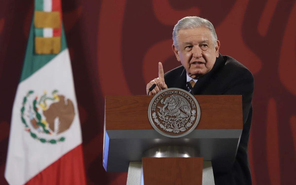 AMLO defiende a Yasmín Esquivel y ataca a Alfredo Gutiérrez previo a elección en la SCJN