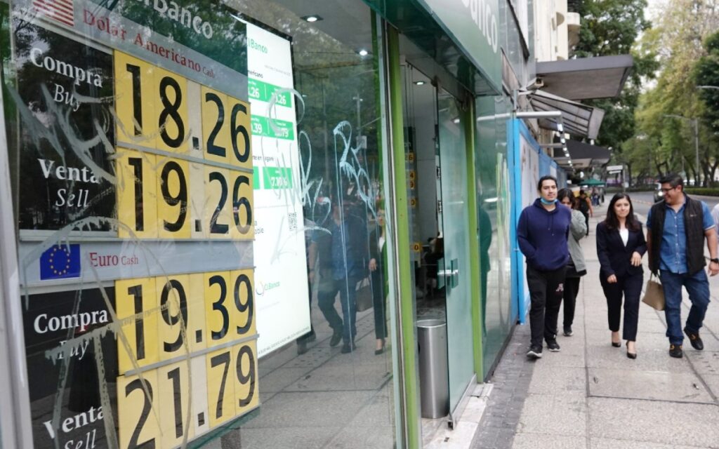 AMLO presume de fortaleza histórica del peso ante el dólar