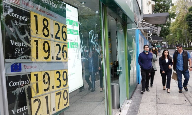 AMLO presume de fortaleza histórica del peso ante el dólar