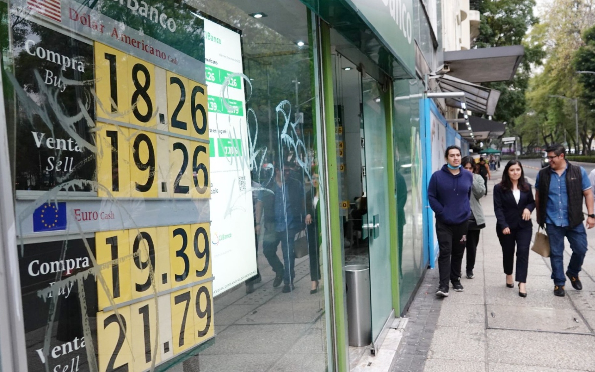 AMLO presume de fortaleza histórica del peso ante el dólar