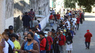 Abandonan caravana y se entregan migrantes en frontera sur de México