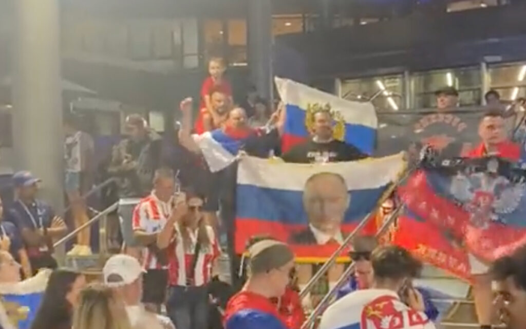 Abierto de Australia: Policía interroga a aficionados por portar banderas rusas