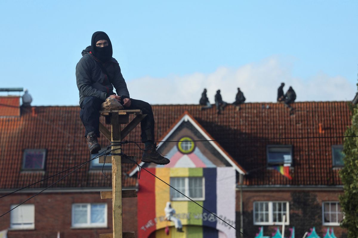 Activistas climáticos resisten al desalojo de un pueblo alemán amenazado por una mina de carbón