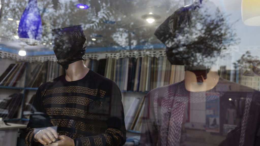 Afganistán: bajo el Talibán, hasta los maniquíes deben tener la cabeza cubierta