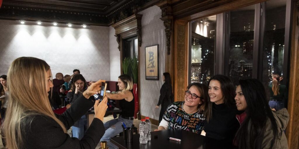 Aitana, Mapi y Engen desatan la locura en la Barça Store Canaletes