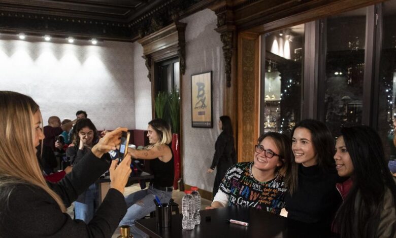 Aitana, Mapi y Engen desatan la locura en la Barça Store Canaletes