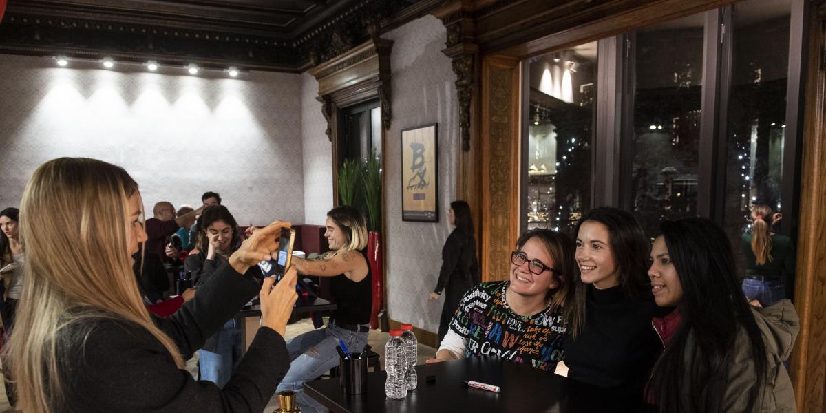 Aitana, Mapi y Engen desatan la locura en la Barça Store Canaletes