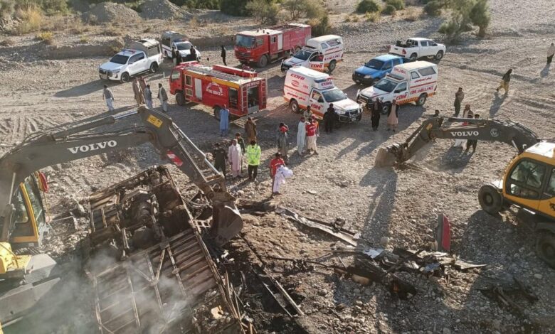Al menos 40 muertos en el peor accidente de autobús en casi una década en Pakistán