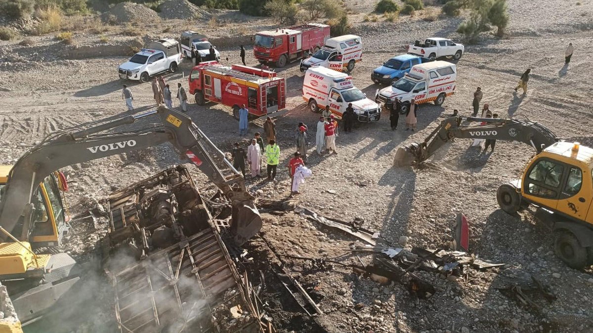 Al menos 40 muertos en el peor accidente de autobús en casi una década en Pakistán