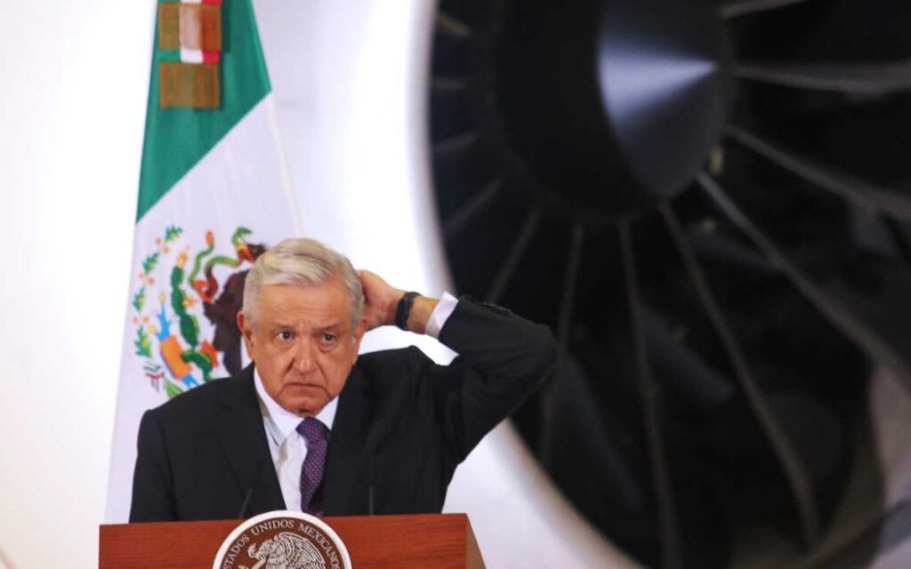 Alista AMLO cierre de operaciones de carga en el AICM
