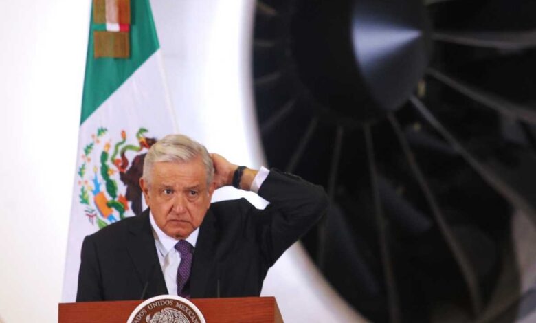 Alista AMLO cierre de operaciones de carga en el AICM