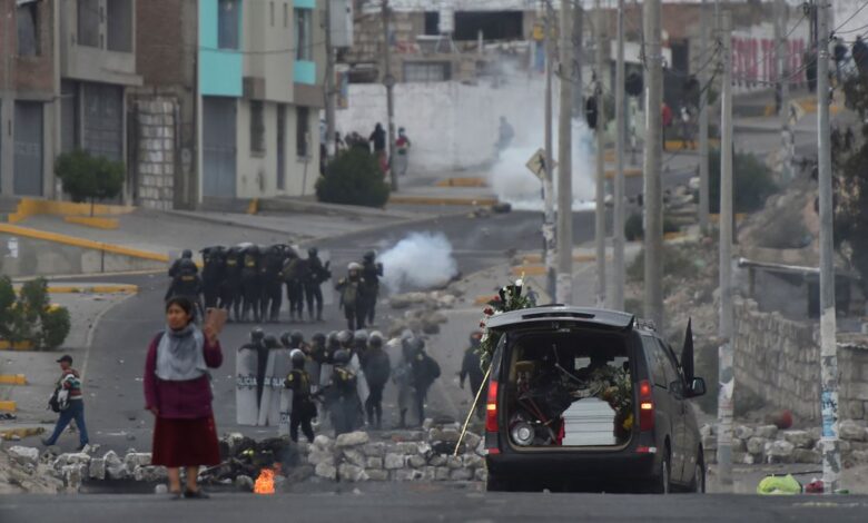Arrecian las protestas en el sur de Perú tras la gran movilización de Lima