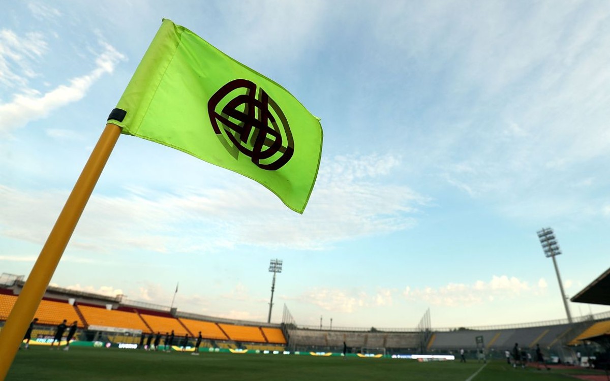 Arrestan a dos futbolistas italianos por agresión sexual