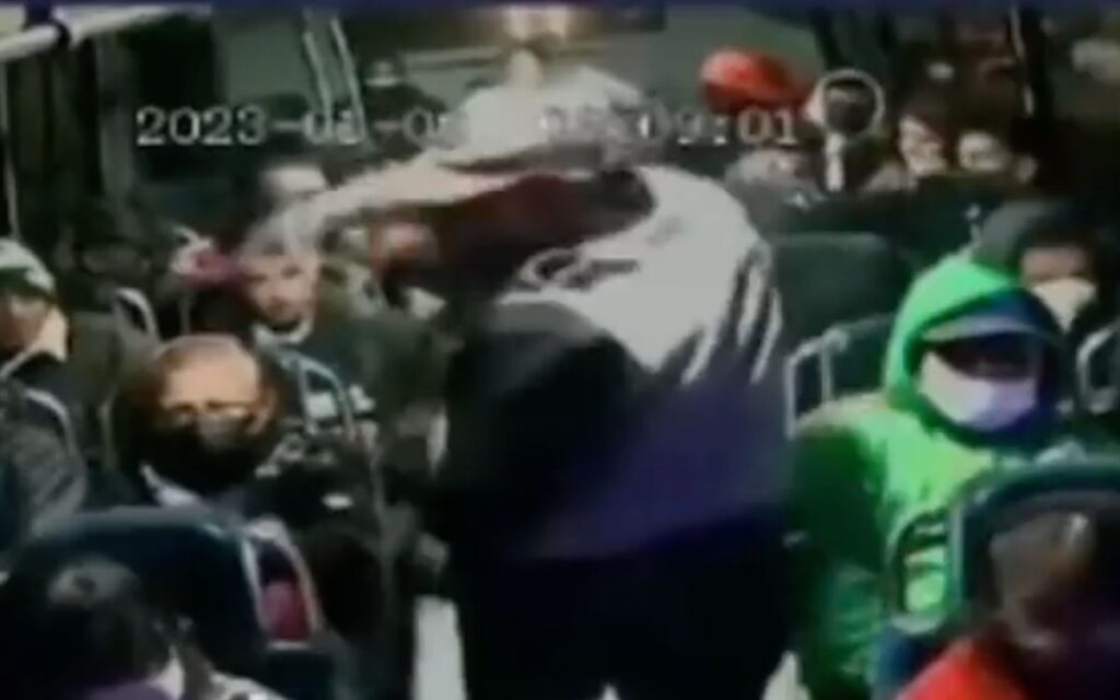 Asaltan a pasajeros de combi en Naucalpan: 'No se quieran morir, no me escondan nada'