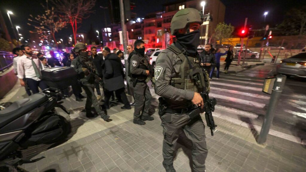 Ataque armado frente a sinagoga de Jerusalén deja al menos 5 muertos