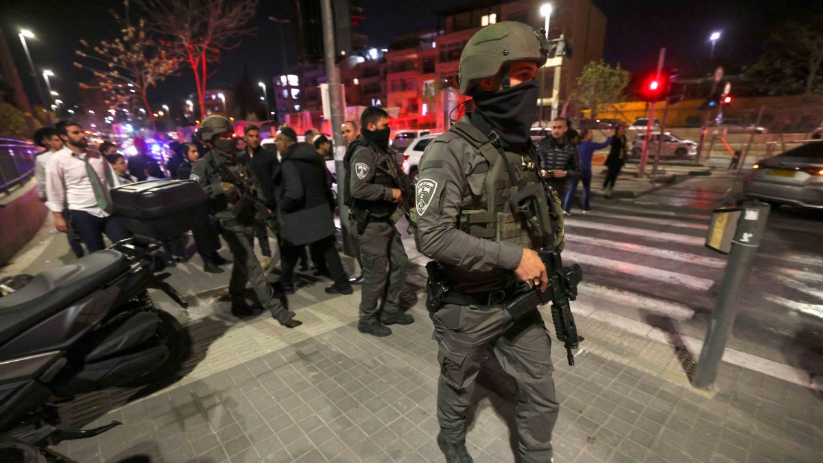 Ataque armado frente a sinagoga de Jerusalén deja al menos 5 muertos