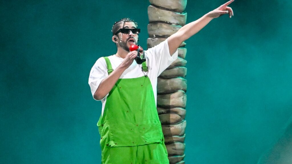 Bad Bunny compra lujosa mansión en Los Ángeles por $8.8 millones