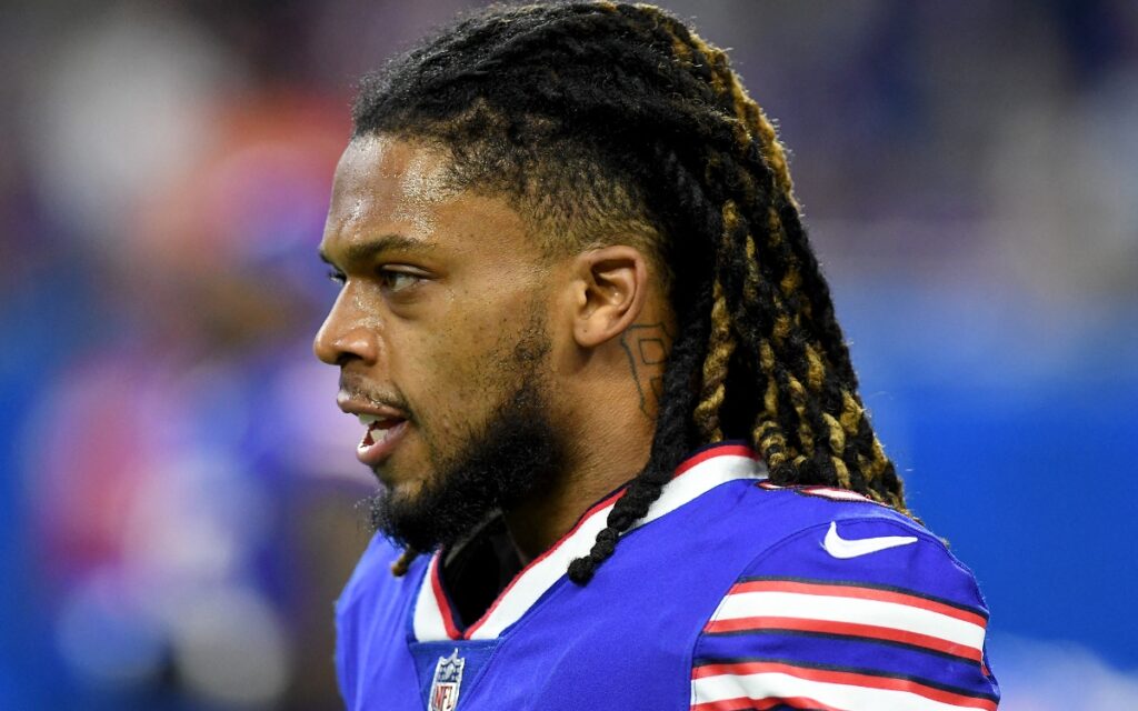 Biden platica con los padres de Damar Hamlin