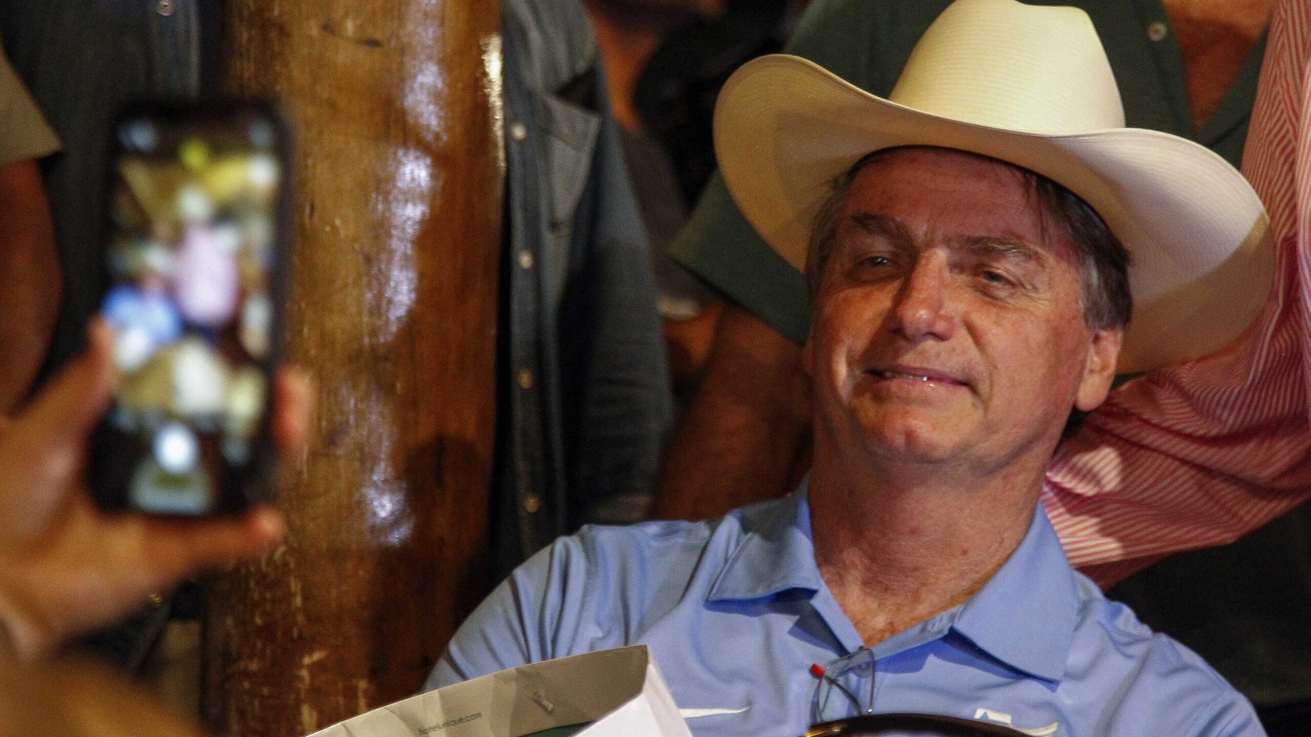 Bolsonaro gastó unos $200,000 en panaderías y pescaderías con la tarjeta el Gobierno