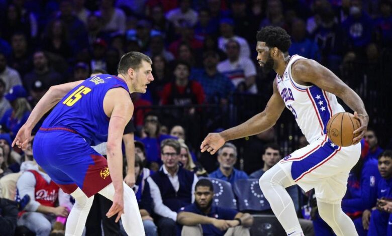 Brutal lección de MVP de un furioso Embiid a Jokic