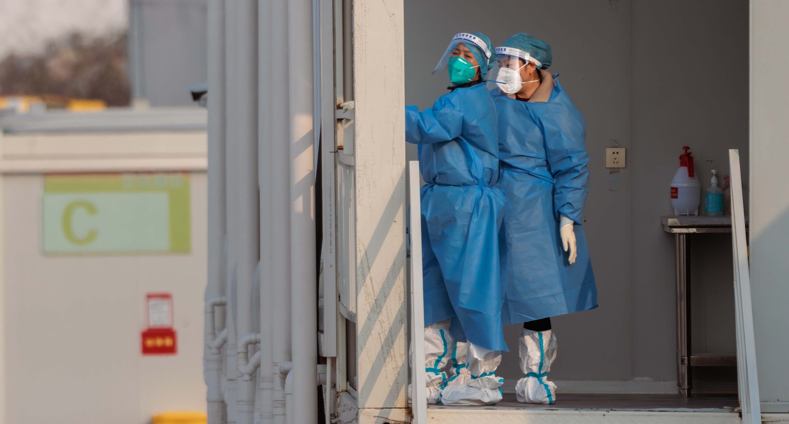 China reporta 60,000 casos de COVID-19 pero asegura que ya pasó “pico de emergencia”