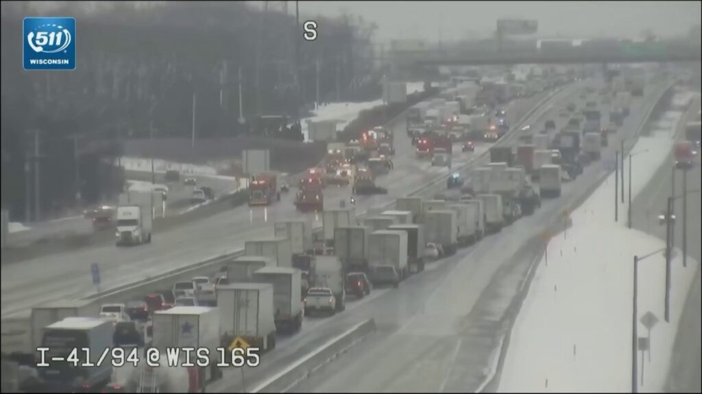 Choque en cadena de hasta 70 autos cerca de la frontera entre Illinois y Wisconsin provoca cierre de vías principales