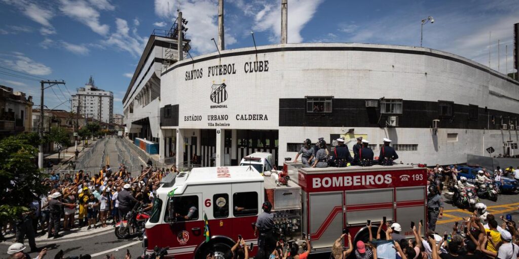 Cientos de aficionados siguen el cortejo fúnebre de Pelé