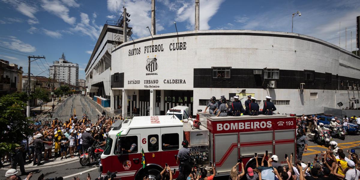 Cientos de aficionados siguen el cortejo fúnebre de Pelé