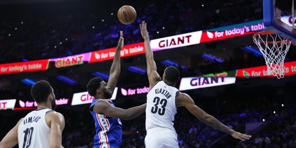 Claxton 'ridiculiza' a Embiid: tapón y le deja por los suelos...y el pívot se encara con él