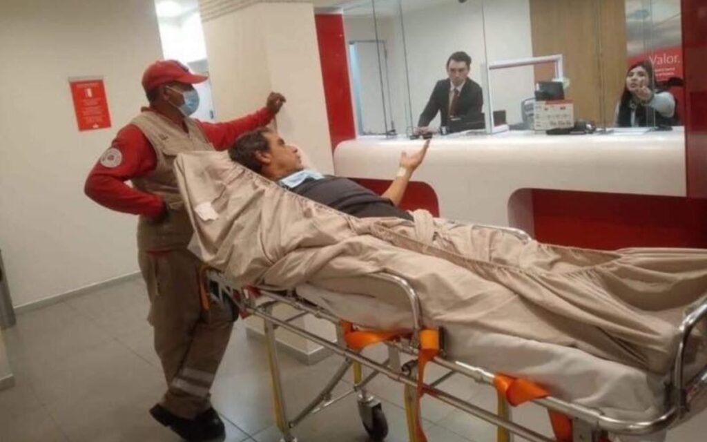 Cliente acude en camilla a banco para realizar trámite