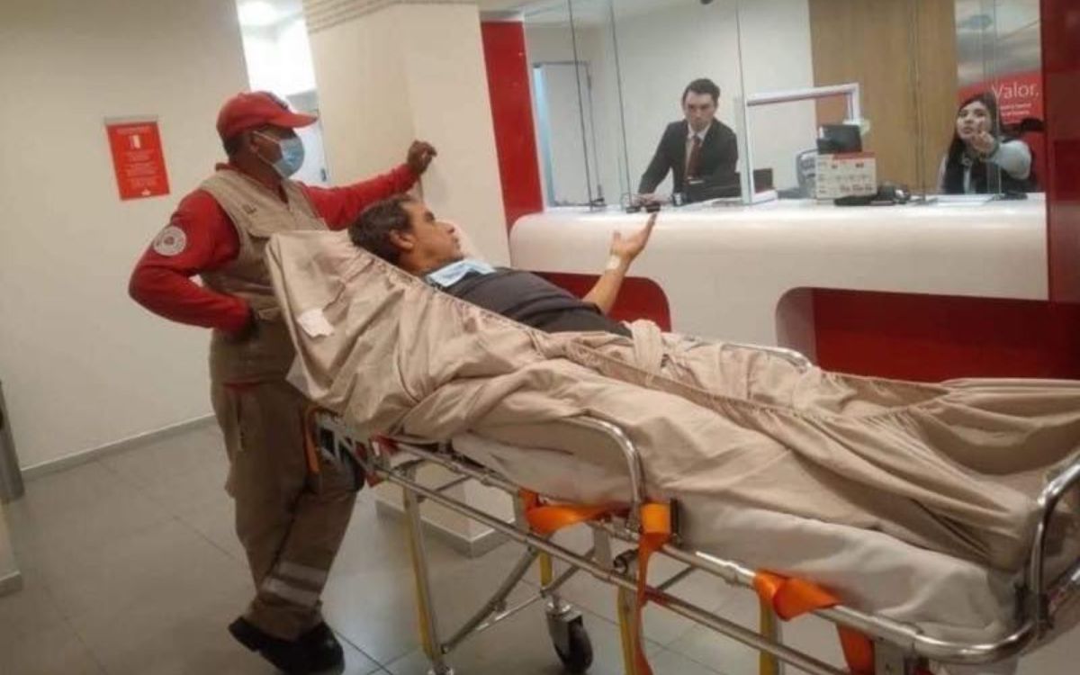 Cliente acude en camilla a banco para realizar trámite