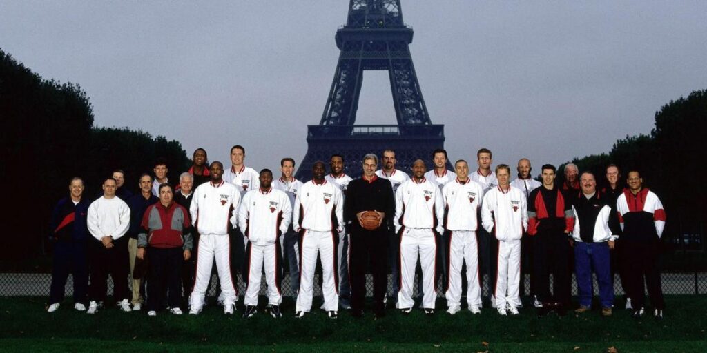 Con Michael Jordan y campeones de la NBA: así fue la última visita de los Bulls a París